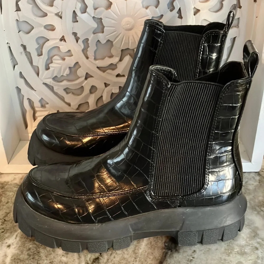 UO Eden Chelsea Boot Black Size 7 NEW